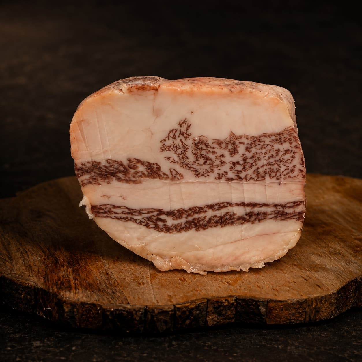 Sottili fette di Lardaccio di Wagyu Ozaki A5 servite in purezza
